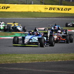 決勝レースで後続を従えて走る#12 いとう りな選手